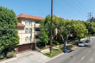 Building Photo - 400 N Hollywood Way