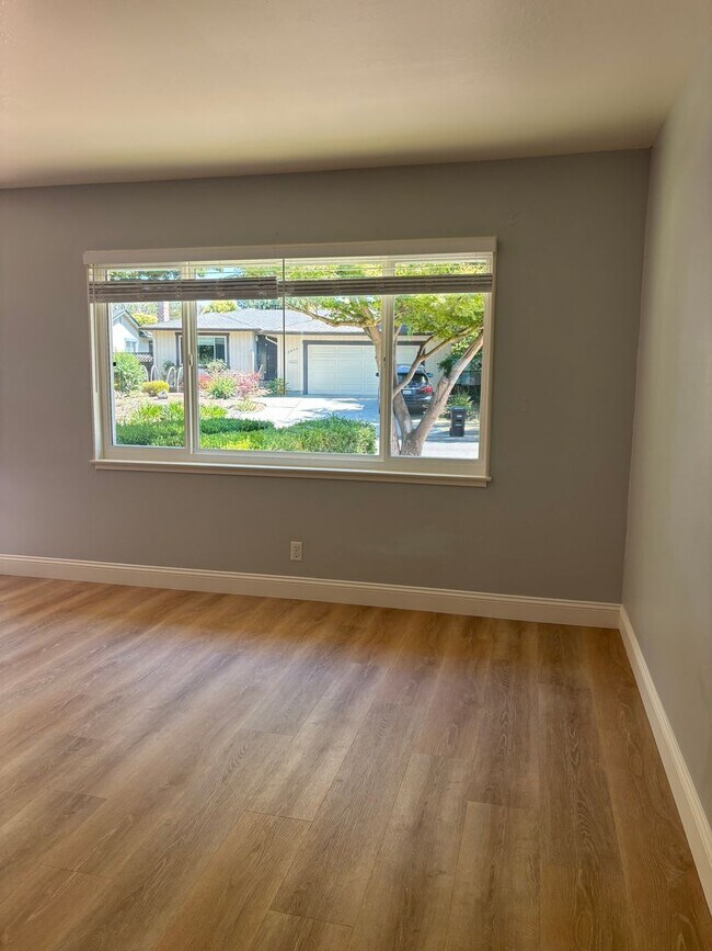 Building Photo - LOCATION! LOCATION! 3 Bed. 1 Bath Home Ava...