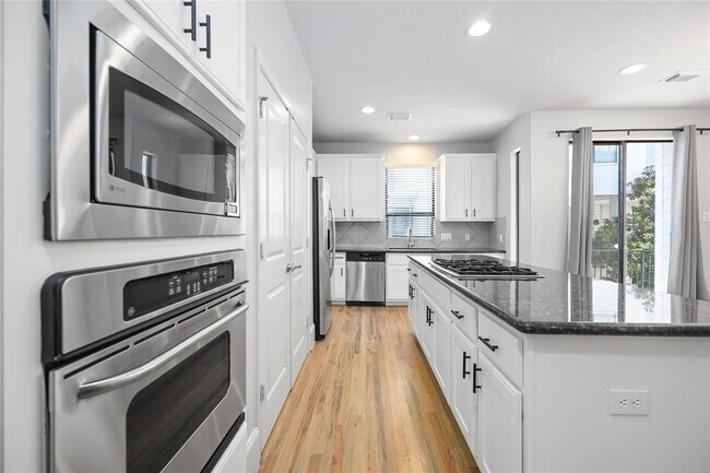 Building Photo - 715 St Charles St