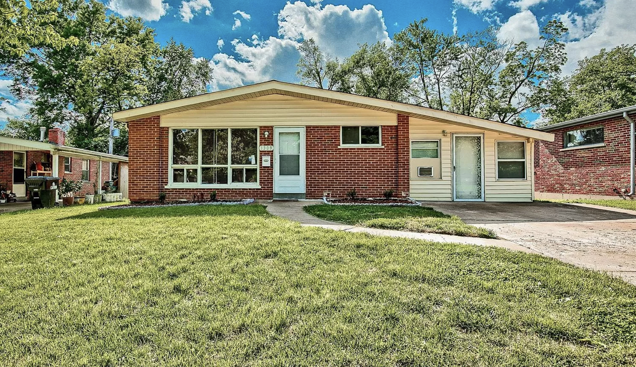 Primary Photo - 1309 Mendell Dr