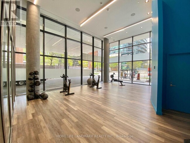 Building Photo - 161 Roehampton Ave