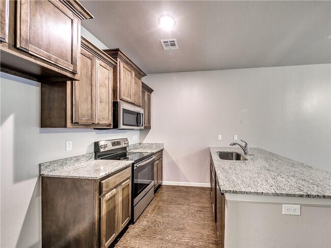 Building Photo - 2br 1ba with garage close to Tinker!!