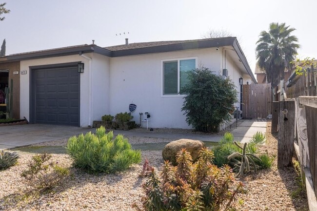Building Photo - 5473 W Santa Ana Ave