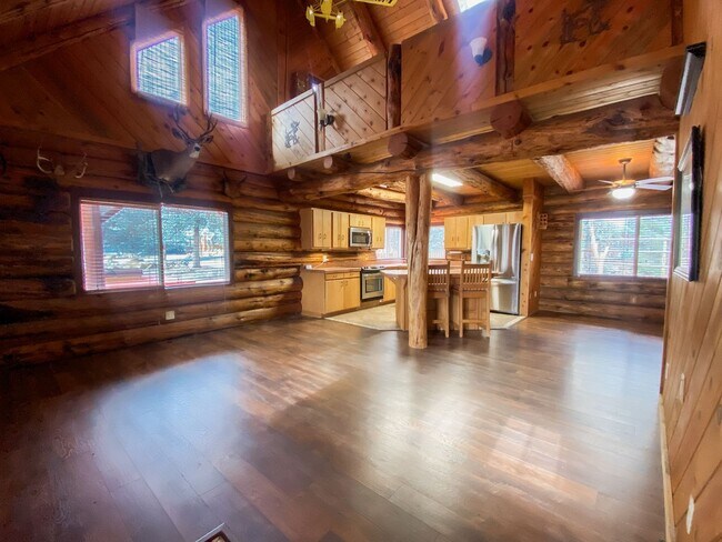Building Photo - Beautiful Custom Log Home in Squaw Creek C...