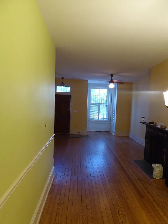 Building Photo - 1105 C St NE