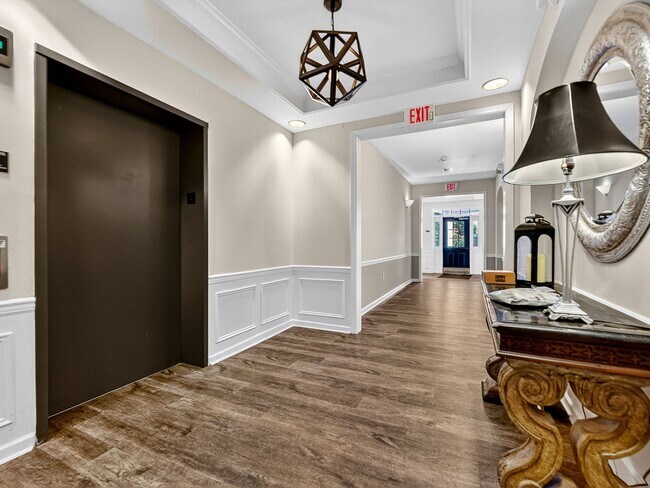 Foto del edificio - Beautiful 2 BR 2 BA condo in the heart of Ballantyne.