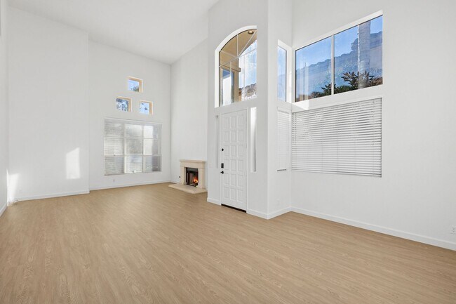 Building Photo - Spacious Vista Home