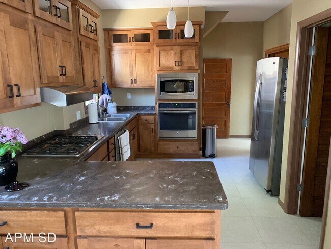 Building Photo - 3 br, 2.5 bath House - 715 N Prairie Ave