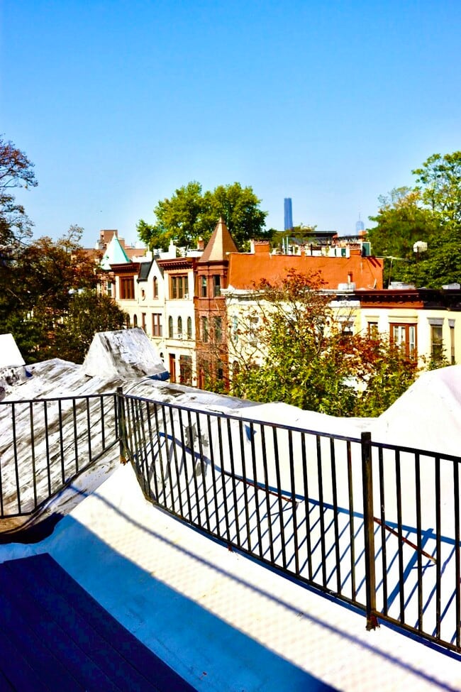 Foto del edificio - 908 Sterling Pl