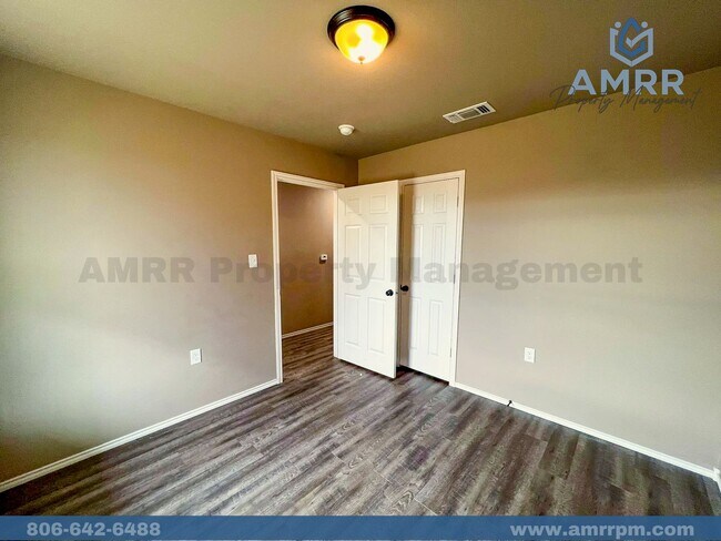 Foto del edificio - 2911 E Cornell St