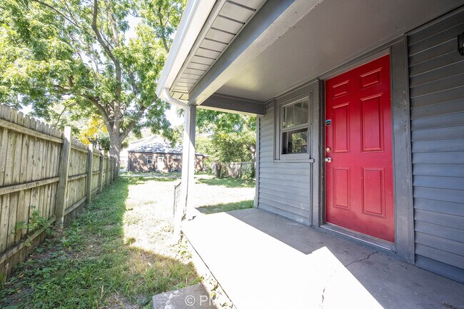 Building Photo - 1306 N Rural St