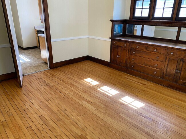 Building Photo - 4-Bedroom, 1.5-Bath Home Just A Few Blocks From Downtown