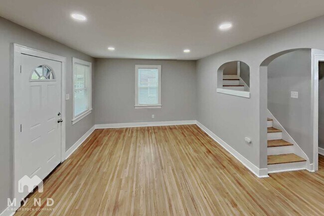 Building Photo - 727 Reinhard Ave