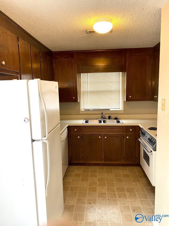 Building Photo - 6201 Friar Tuck Dr NW