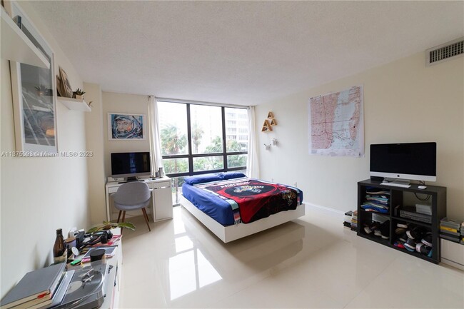 Building Photo - 1450 Brickell Bay Dr