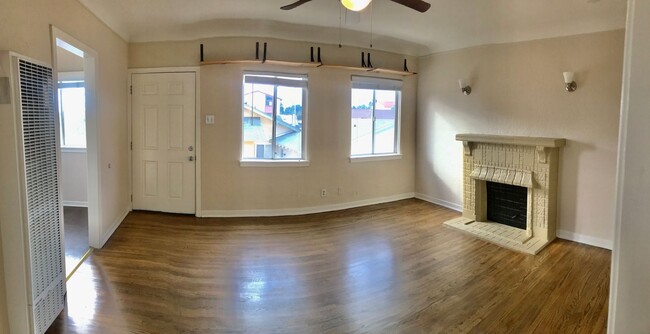 Building Photo - Adorable Upstairs Back Unit Duplex