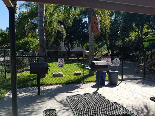 Building Photo - San Carlos (next to Mission Trails) 2 bed 1 bath Townhouse with Patio, Pool