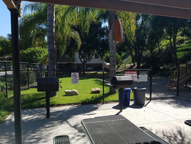 Foto del edificio - San Carlos (next to Mission Trails) 2 bed 1 bath Townhouse with Patio, Pool