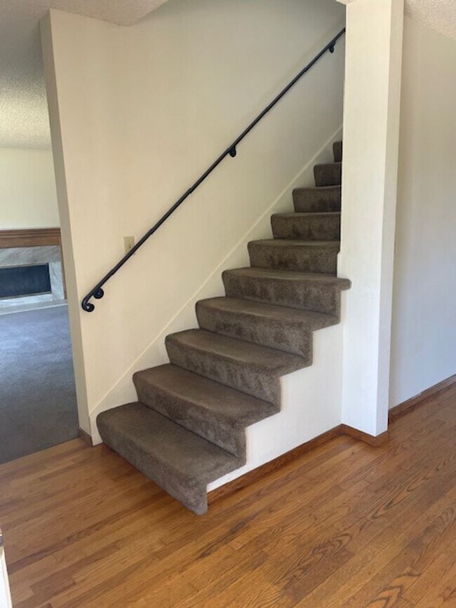 Foto del edificio - Four bedroom two and half bath on the uppe...