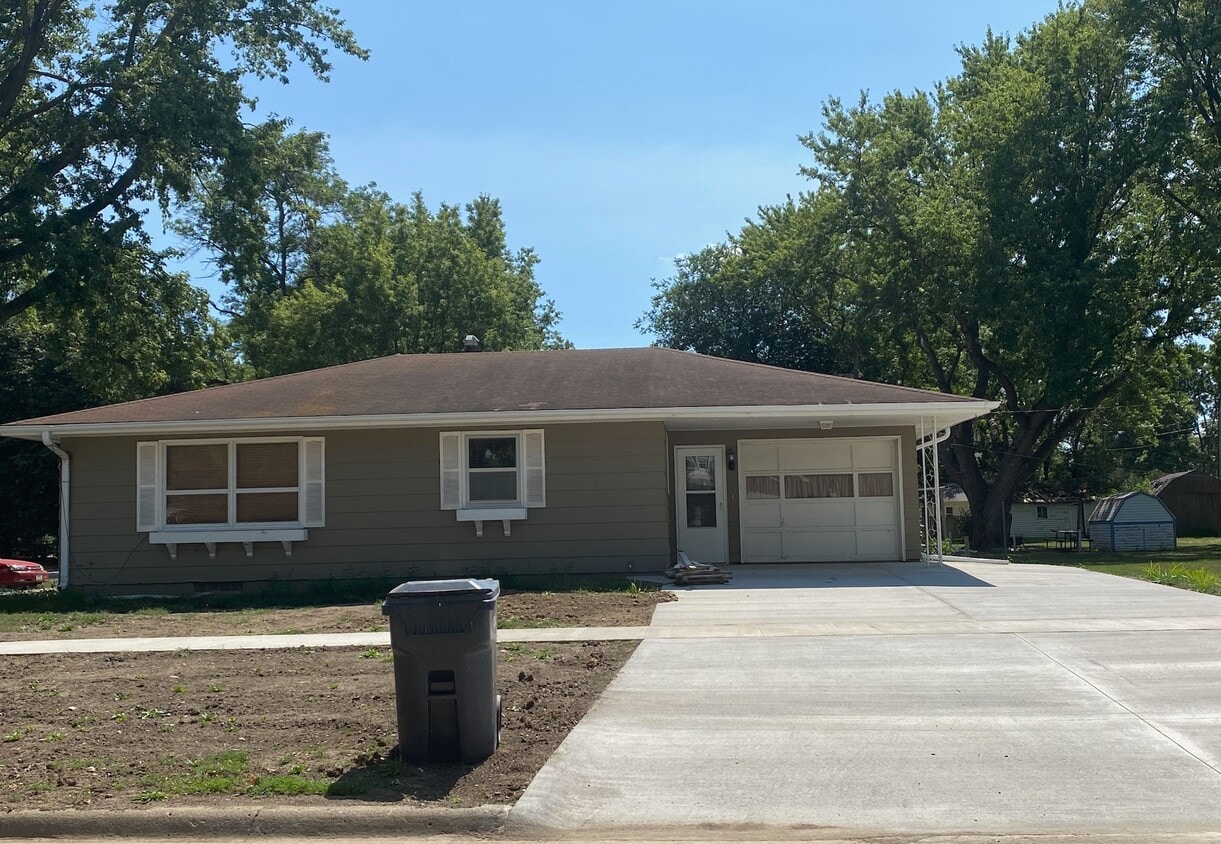 335 2nd Ave NW, Le Mars, IA 51031 House Rental in Le Mars, IA
