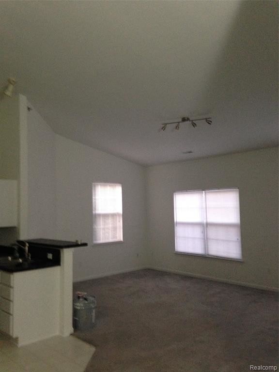 Building Photo - 14550 Vauxhall Dr