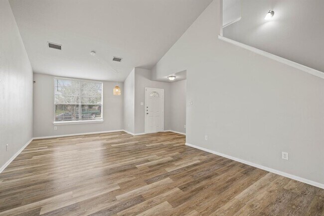 Foto del edificio - 711 Sugar Brook Dr