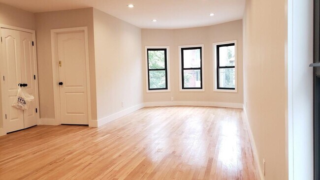 Foto del edificio - 1571 E 15th St