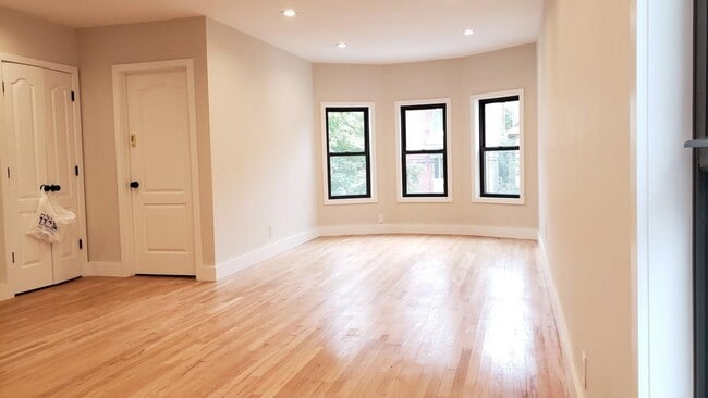 Building Photo - 1571 E 15th St