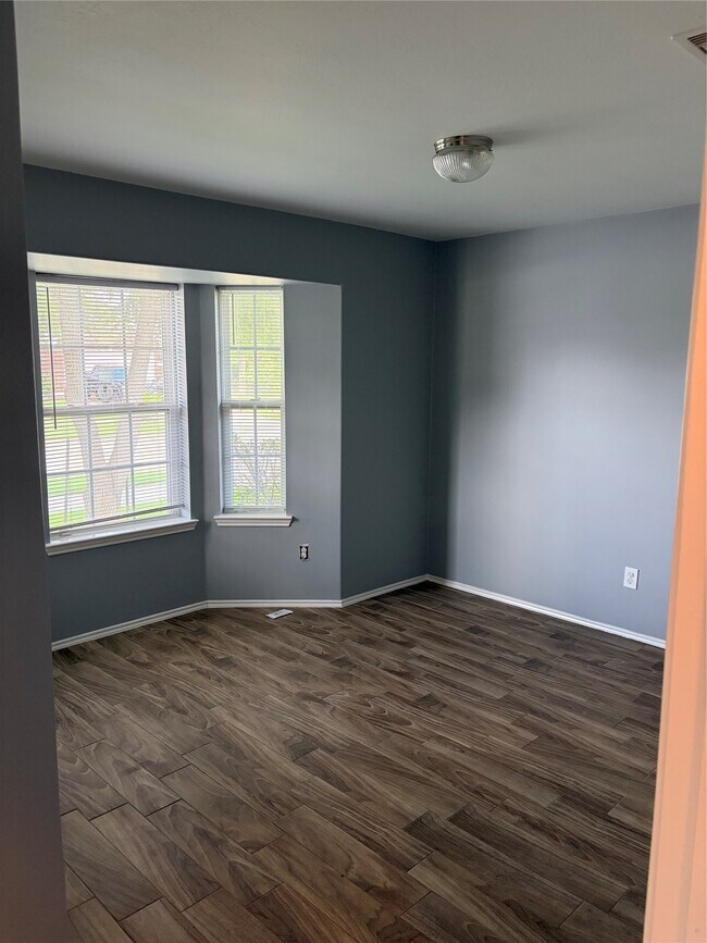 Foto del edificio - 7214 Crescent Mills Dr