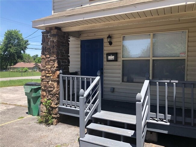 Building Photo - 1216 Highland Ave