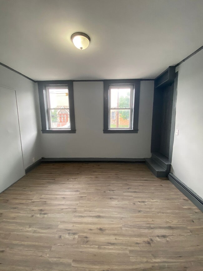 Building Photo - 158 Maple St