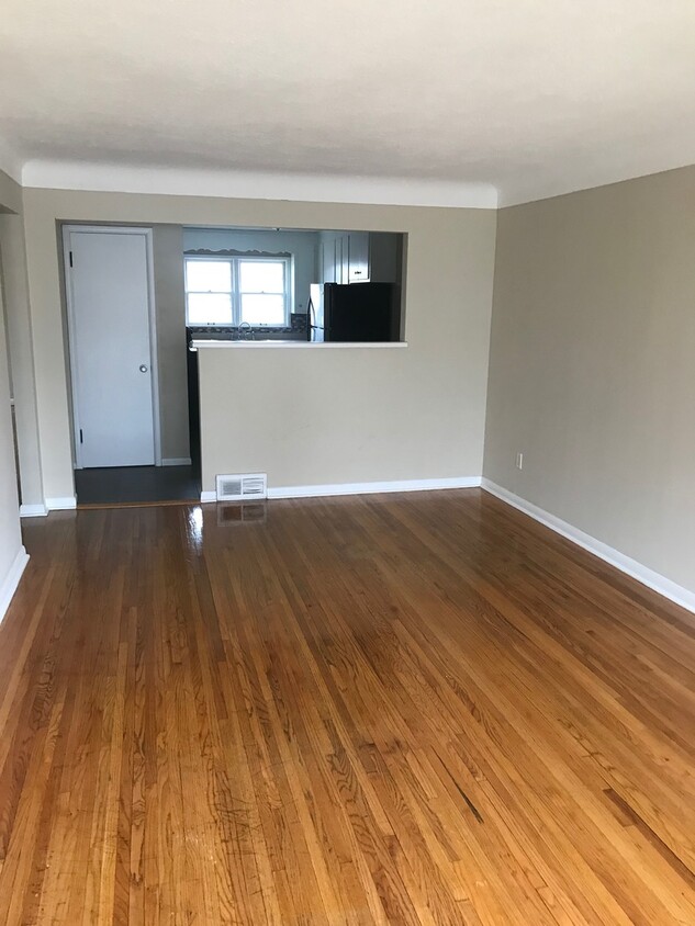 Primary Photo - 3 bedroom 2 bath plus Den/Office in Robbin...