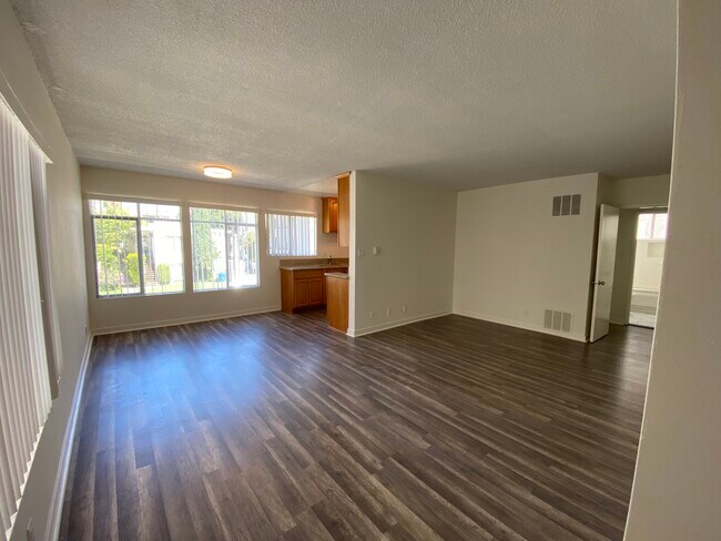 Building Photo - 321 S Hamel Rd