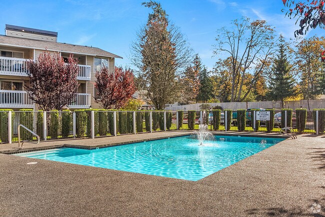Seasonal Pool - Ellyson