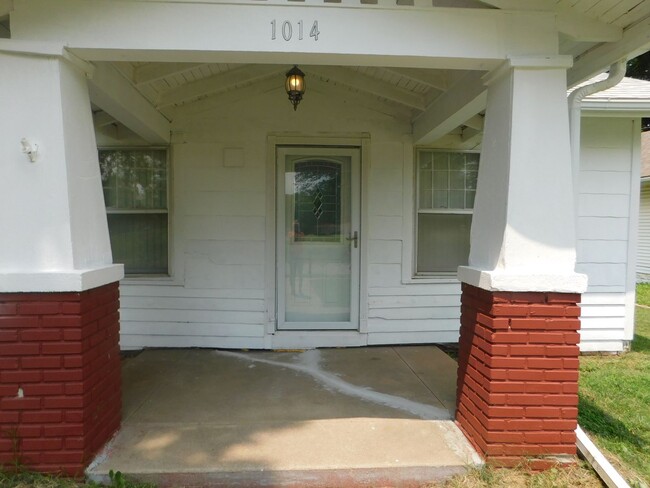 Building Photo - Beautifully Remodeled 1 bedroom/1 bath Hou...
