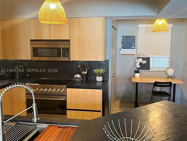 Foto del edificio - 3145 NE 184th St