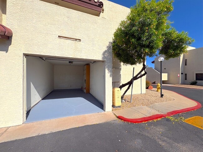 Building Photo - 2020 W Union Hills Dr