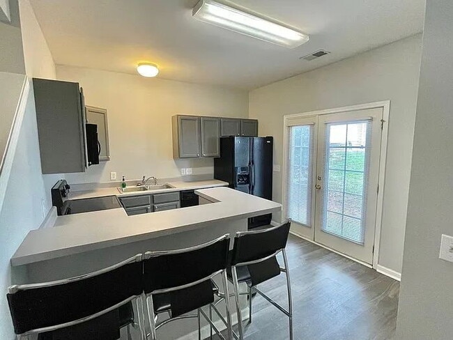 Foto del edificio - 128 University Village Dr