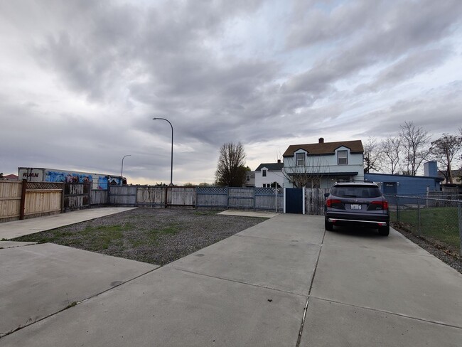 Building Photo - Richland Single Family Home in large lot