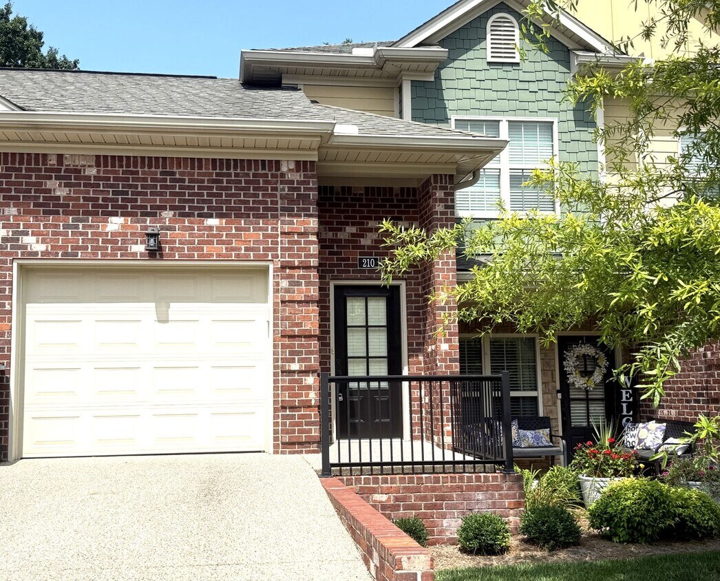 Spacious 2 Bedroom, 2 Bath Condo with Garage in the Heart of Middletown! - Spacious 2 Bedroom, 2 Bath Condo with Garage in the Heart of Middletown!