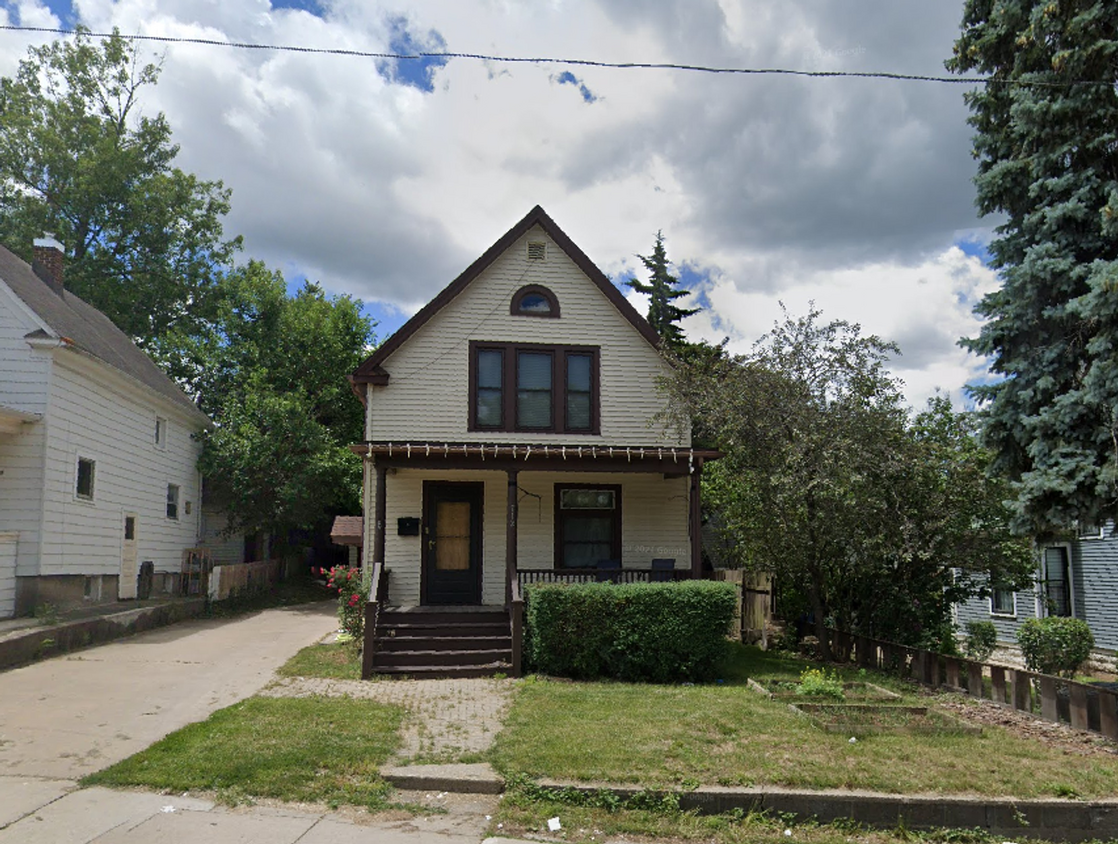 Foto principal - Three Bedroom on Main St - Near Athletic C...