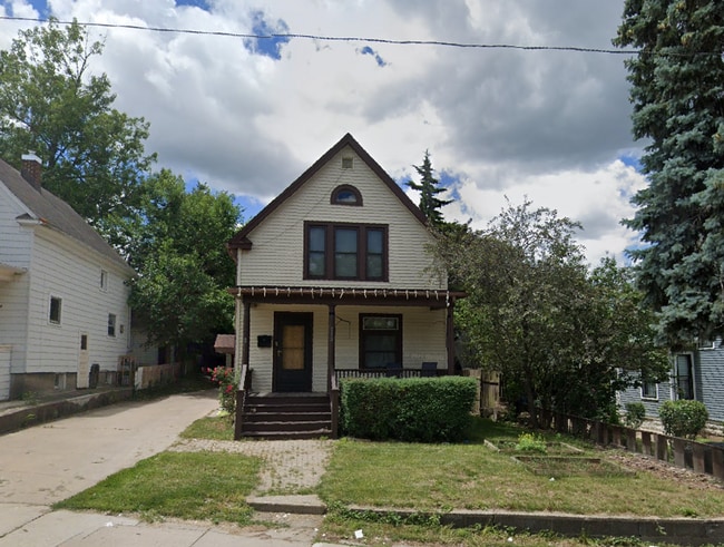 Building Photo - 712 S Main St