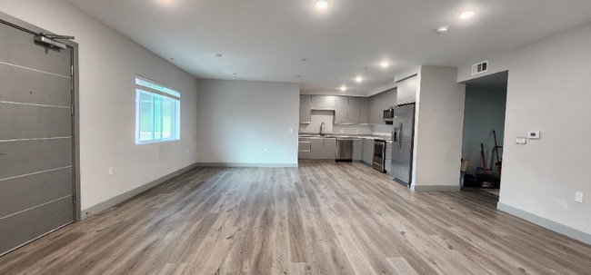 Foto del edificio - 7040 Woodman Ave
