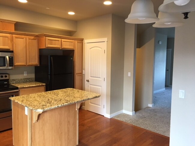 Foto del edificio - 3 LEVEL CONDO W/ UPGRADES, GARAGE/ FENCED ...