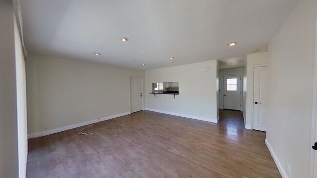 Building Photo - 2 Bedroom, 1.5 Bathroom Home in Orange!