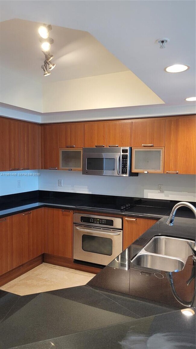 Foto del edificio - 14951 Royal Oaks Ln