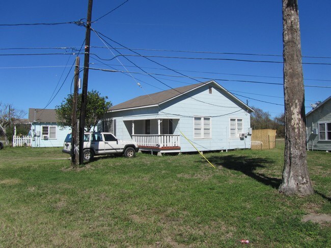 Building Photo - 833 Military Dr