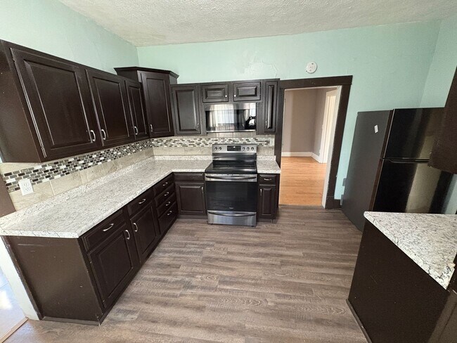 Foto del edificio - Spacious Home with Huge Backyard, Laundry included