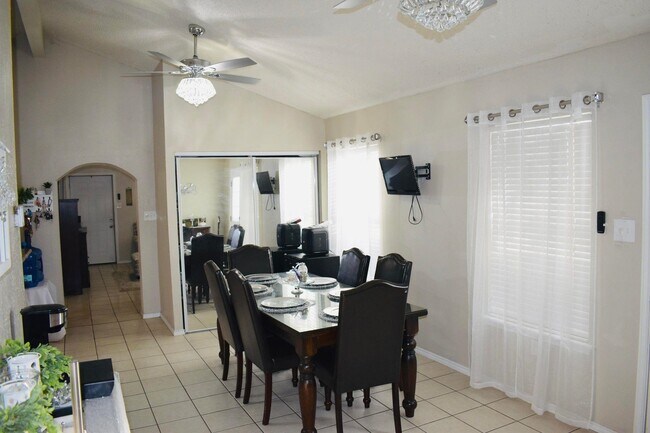 Foto del edificio - 4308 Revolution Rd