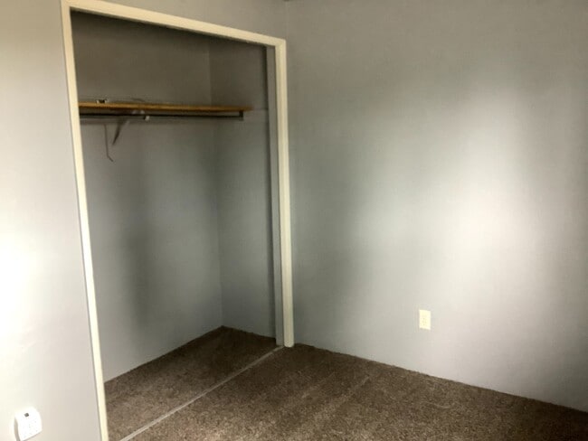 Building Photo - 2-Bedroom 1 1/2 bathroom townhouse in Springfield